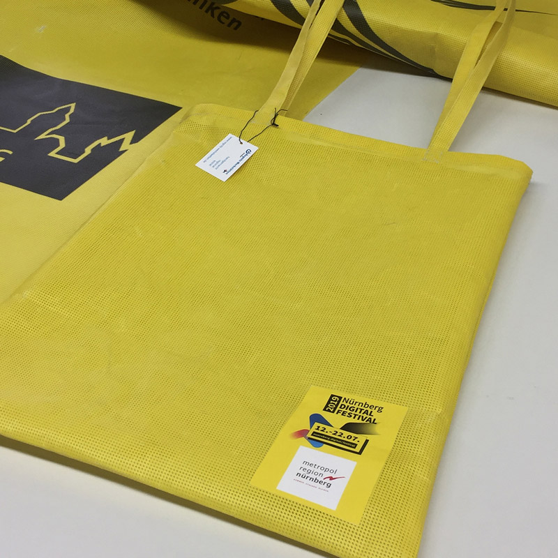 Gelbe Taschen aus alten Bannern