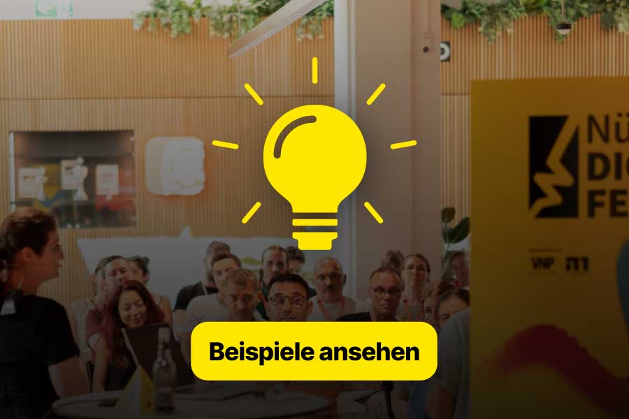 Menschen sitzen in einem Veranstaltungsraum, im Vordergrund große gelbe Glühbirne als Symbol eingeblendet. Darunter gelber Button mit schwarzem Text: „Beispiele ansehen“. 