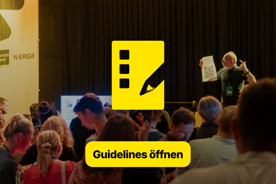 Mann hält auf Bühne ein Blatt hoch, Publikum sitzt davor. Gelbes Symbol mit Checkliste und Stift, darunter gelber Button mit Text „Guideslines öffnen“.Mann hält auf Bühne ein Blatt hoch, Publikum sitzt davor. Gelbes Symbol mit Checkliste und Stift, darunter gelber Button mit Text „Guideslines öffnen“.