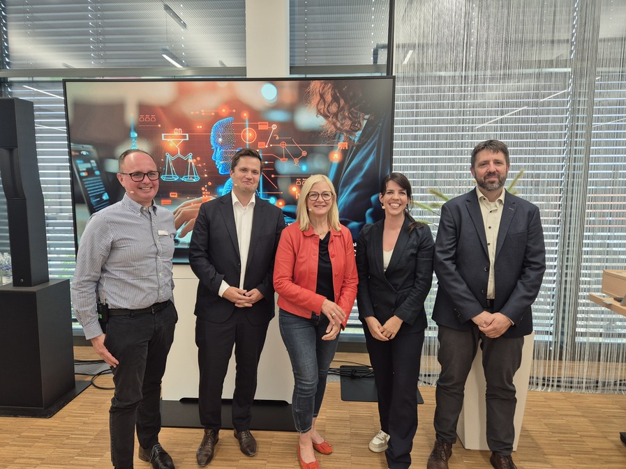 Eventgalerie: Speaker und Moderatorin