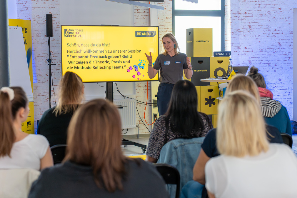 Entspannt Feedback geben bei BRANDAD (4)